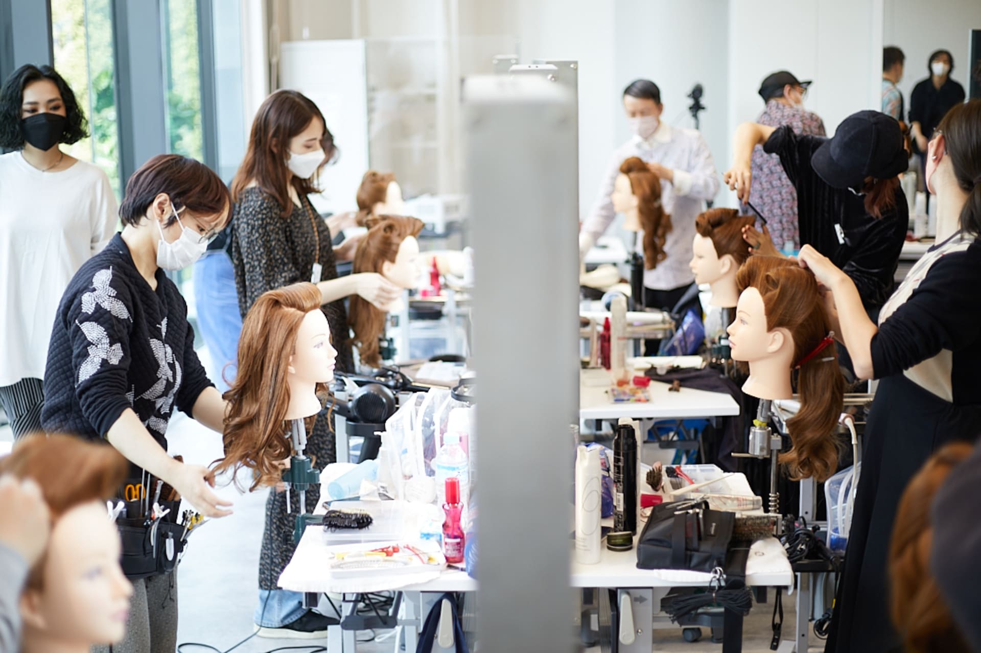 資生堂が運営する東京のヘアメイクスクールSABFAのアドバンス ヘアコースの授業風景